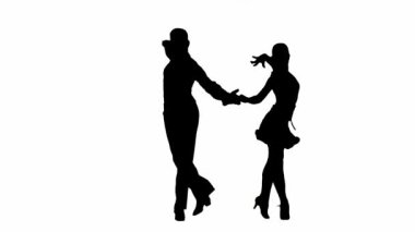 Bu çarpıcı video dans eden bir çiftin siluetini dinamik bir poz vererek dans etmenin zarafetini ve tutkusunu gözler önüne seriyor. Kadın ve erkek dans adımlarının ortasında betimlenir, vücutları.
