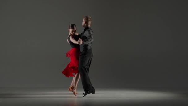 Elegante Pareja Baile Salón Centro Atención Este Impactante Video Captura — Vídeos de Stock