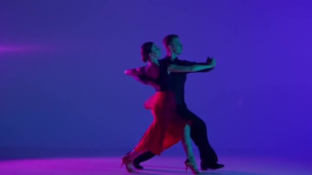 Elegáns Táncos Pár Reflektorfényben Feltűnő Videó Felvesz Egy Táncos Pár — Stock videók