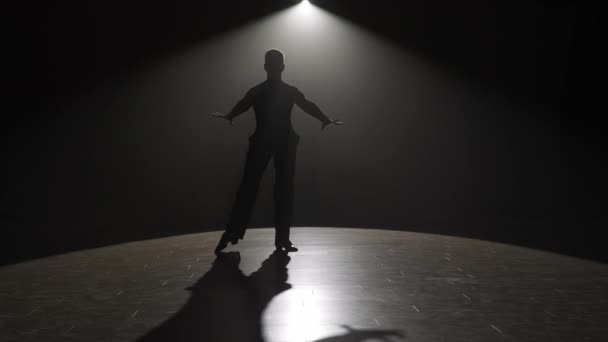 Silhouette Elegáns Táncos Reflektorfényben Egy Férfi Táncos Feltűnő Sziluettjét Egyetlen — Stock videók