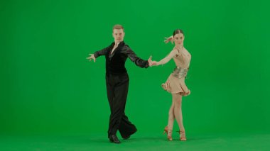 Zarif bir balo dansı ikilisi canlı yeşil ekran arka planına karşı hareketli bir gösteri sergiliyor. Bu resim krom anahtar bileşimi gerektiren projeler için mükemmeldir, çok yönlü bir sunum sunar