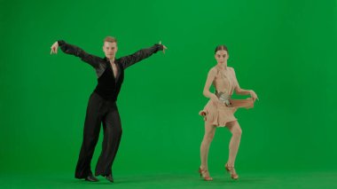 Zarif bir balo dansı ikilisi canlı yeşil ekran arka planına karşı hareketli bir gösteri sergiliyor. Bu resim krom anahtar bileşimi gerektiren projeler için mükemmeldir, çok yönlü bir sunum sunar