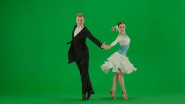 Zarif bir balo dansı ikilisi canlı yeşil ekran arka planına karşı hareketli bir gösteri sergiliyor. Bu resim krom anahtar bileşimi gerektiren projeler için mükemmeldir, çok yönlü bir sunum sunar