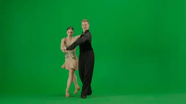 优雅的交际舞双人在生动的绿色背景下表演动态的舞步 对于需要色键组合的项目来说 这个图像是完美的 它提供了一个多才多艺的 — 图库照片
