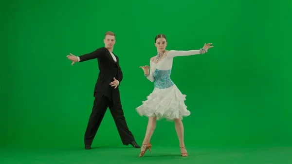 Elegant Ballroom Dance Duo Performs Dynamic Routine Captured Vivid Green — Stock Photo, Image