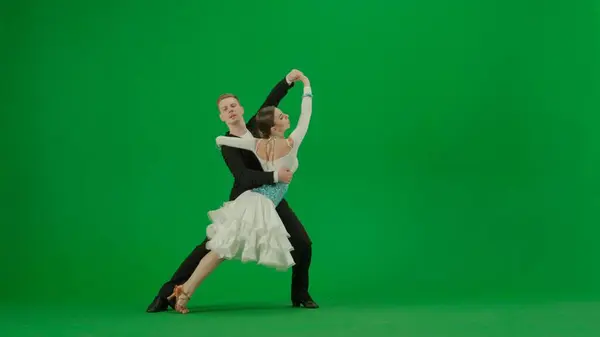 Ένα Κομψό Ντουέτο Χορού Αίθουσα Χορού Εκτελεί Μια Δυναμική Ρουτίνα — Φωτογραφία Αρχείου