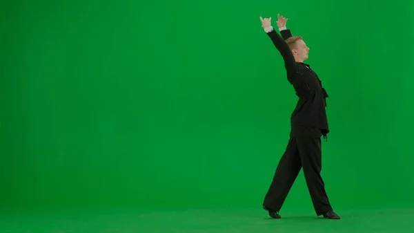 宴会厅舞蹈家在绿色荧幕上表演 一个自信的交际舞者站在那里 摆出经典的舞姿 准备开始他的舞步 穿着职业舞服和一个 — 图库照片