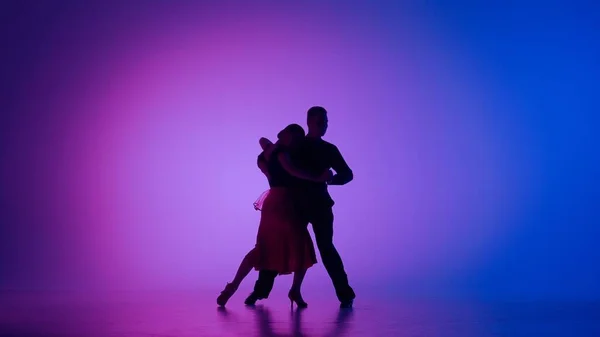 Tyylikäs Tanssiaispari Spotlightissa Tämä Silmiinpistävä Kuva Vangitsee Tanssisali Tanssipari Puolivälissä — kuvapankkivalokuva