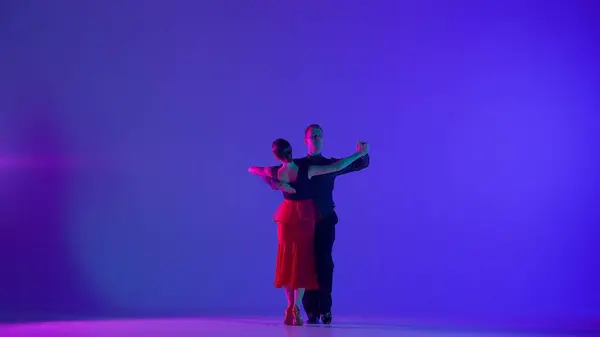 Tyylikäs Tanssiaispari Spotlightissa Tämä Silmiinpistävä Kuva Vangitsee Tanssisali Tanssipari Puolivälissä — kuvapankkivalokuva