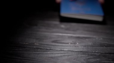 Pasaport ve göç yaratıcı reklam konsepti. Kişinin kimlik belgesinin yakın çekimini yap. Masaya ulusal sembollerle mavi Ukrayna pasaportu yerleştirirken çekilmiş..