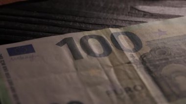 Pasaport ve göç yaratıcı reklam konsepti. Kişinin kimlik belgesinin yakın çekimini yap. Avro banknotları ve avro banknotları masaya saçıldı ve iki Ukrayna pasaportu serildi..