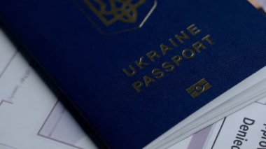 Pasaport ve göç yaratıcı reklam konsepti. Bir kimlik belgesini kapat. Belgeler ve Ukrayna pasaportu. Masada duran kapalı avro banknotları.