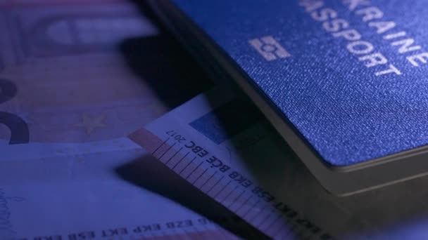 마이그레이션 크리에이 인간의 정체성 문서와 닫습니다 지폐와 우크라이나어 여권은 테이블에 — 비디오