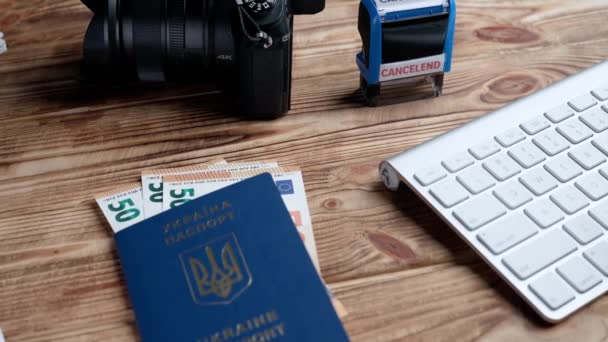 护照和移民创意广告概念 身份文件的特写 申根签证申请 相机和附有欧元账单的乌克兰护照摆在桌上 — 图库视频影像