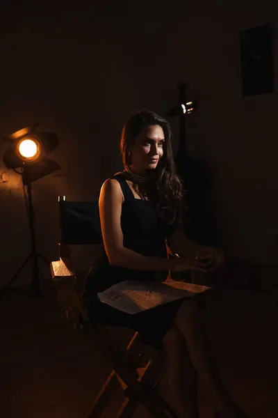 Film Seti Sahne Arkası Yaratıcı Reklam Konsepti Çekici Kadın Oyuncu — Stok fotoğraf