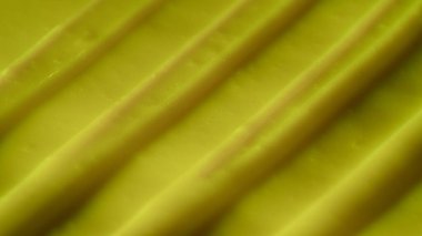 Güzellik ve cilt bakım ürünleri yaratıcı reklam konsepti. Krema arkaplanının yakın plan çekimi. Yüz ya da vücut sarı krem sıvı dokusu felçli. Yumuşak nemlendirici krem.