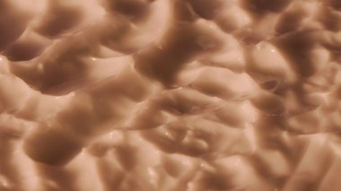 Kremin bej rengi bozulmamış dokusu. Yüz ya da vücut kozmetik ürünleri, yakın çekim. Yaratıcı güzellik endüstrisi reklamı konsepti