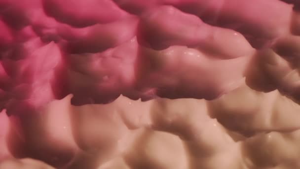 スキンケア製品広告クリエイティブコンセプト 赤いクリームのバックグラウンドを閉じる ピーク回転した顔やボディクリームの流体テクスチャ スムーズな保湿クリームショット — ストック動画