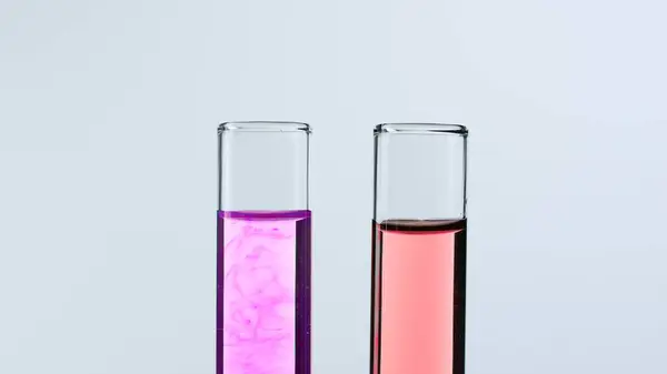 Conceito Ciência Biotecnologia Vidros Laboratório Sobre Fundo Branco Tubos Ensaio — Fotografia de Stock