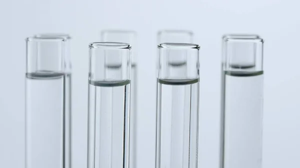 科学和生物技术创意概念 白色背景的实验室玻璃器皿近照 实验室中具有透明液体的试管 科学专门知识 — 图库照片