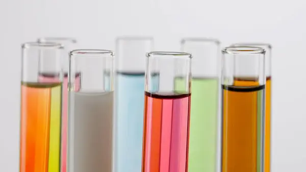 科学和生物技术创意概念 白色背景的实验室玻璃器皿近照 实验室里装有五颜六色液体的试管 具有科学的专门知识 — 图库照片