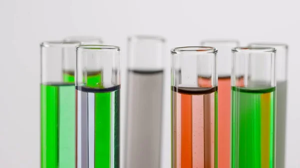 科学とバイオテクノロジーのクリエイティブコンセプト ホワイトバックのラボ用ガラス製品のクローズアップショット 実験室 科学的専門知識の多彩な液体が付いている試験管 — ストック写真