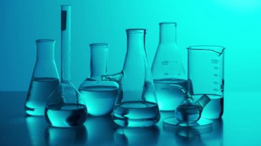 Bilim ve biyoteknoloji yaratıcı kavramı. Neon arka planda tıbbi cam örtüyü kapatın. Mavi neon ışık deneyleri için çeşitli deney tüpleri ve sıvı deney tüpleriyle laboratuvar masası..