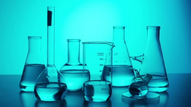 Science Biotechnologie Concept Créatif Fermer Verrerie Sur Fond Bleu Table — Video
