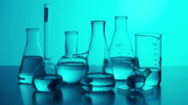 Koncepcja Kreatywnej Nauki Biotechnologii Zamknąć Medyczne Szkło Neonowym Tle Stół — Wideo stockowe