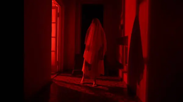 ホラー映画とポルターギストクリエイティブ広告コンセプト 家の中の幽霊の女性の肖像 おもちゃを持って歩いている彼女の顔を覆うベールと白いドレスの女性 赤い稲妻 — ストック写真