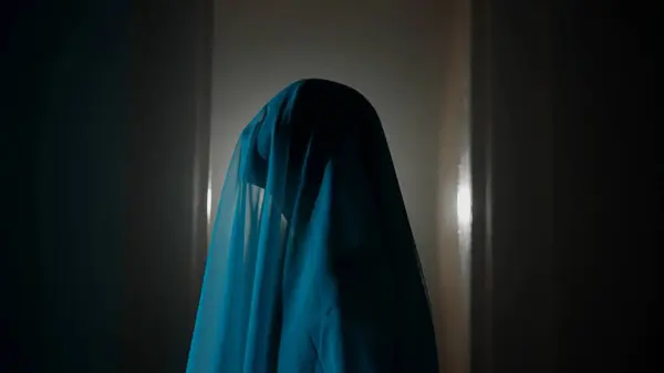Film Horror Poltergeist Concetto Pubblicità Creativa Ritratto Donna Fantasma Casa — Foto Stock