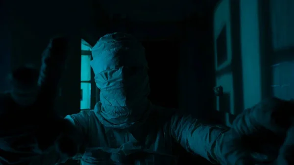 ホラー映画とポルターギストクリエイティブ広告コンセプト 家の中の幽霊の肖像画 青い点滅する稲妻と廊下を歩く白い布のリボンで覆われたママ — ストック写真