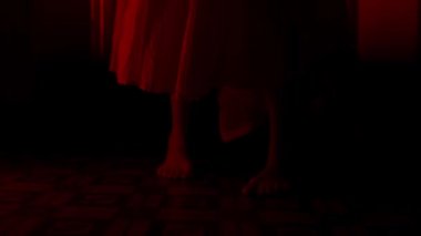 Korku filmi ve kötü ruh yaratıcı reklam konsepti. Evde hayalet kadın portresi var. Beyaz elbiseli bir kadın kırmızı şimşekle koridorda yürüyor..