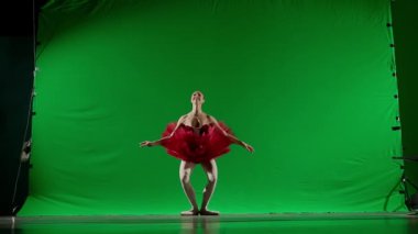 Klasik ve modern bale yaratıcı reklam konsepti. Krom anahtar yeşil ekran arka planında kadın portresi. Kırmızı etekli balerin ve stüdyoda yükseğe zıplayan esmer vücut..