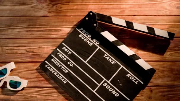 Kese Kağıdından Taze Tuzlu Patlamış Mısır Bir Film Klaket Tahtasına — Stok video
