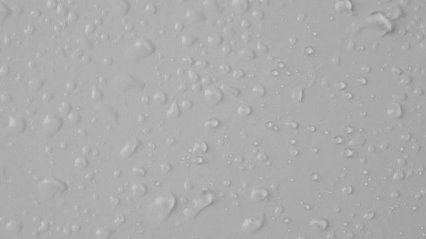 アクアエレメントクリエイティブ広告コンセプト 白い背景に透明なガラスのショットを閉じます 流れの動きを作り出す空気の流れによって表面に多くの水滴が吹き飛ばされます — ストック動画