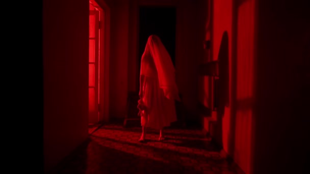 恐怖片和政治宣传创意广告的概念 房子里鬼魂女的画像 身穿白衣 头戴面纱的女人走着 手里拿着玩具 闪烁着红色的闪电 — 图库视频影像