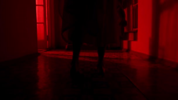 ホラー映画とポルターギストクリエイティブ広告コンセプト 家の中の女性の幽霊 白いドレスを着た女性が おもちゃを持っている廊下を歩いています 赤いホラーライトを点滅する クローズアップ — ストック動画