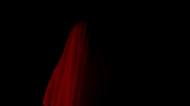 恐怖片和政治宣传创意广告的概念 房子里的女鬼一个身穿白衣 蒙着面纱的女人走在走廊上 闪烁的红色恐怖光 — 图库视频影像