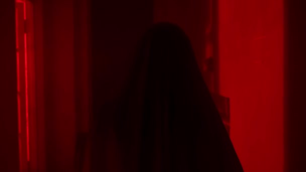 ホラー映画とポルターギストクリエイティブ広告コンセプト 家の中の女性の幽霊 顔を覆うベールを被った白いドレスの女性が廊下を歩いている フラッシングレッドホラーライト — ストック動画