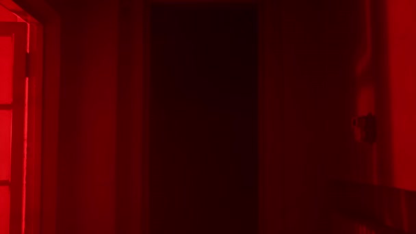 恐怖片和政治宣传创意广告的概念 房子里鬼魂女的画像 身穿白衣 头戴面纱的女人 闪烁着红色闪电走出了大门 — 图库视频影像