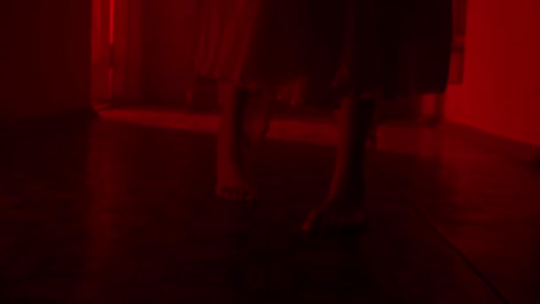 恐怖片和政治宣传创意广告的概念 房子里鬼魂女的画像 身穿白衣的女人走在走廊里 闪烁着红色的闪电 紧闭的腿被射中 — 图库视频影像