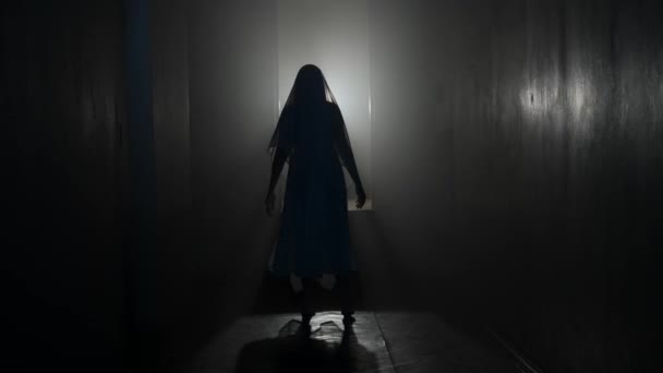ホラー映画とポルターギストクリエイティブ広告コンセプト 家の中の幽霊の女性の肖像 点滅する稲妻で部屋を歩いている彼女の顔を覆うベールの白いドレスの女性 — ストック動画