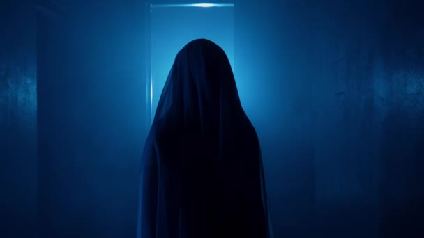 恐怖片和政治宣传创意广告的概念 房子里鬼魂女的画像 身穿白衣 头戴面纱的女人 闪烁着蓝色的闪电 在房间里打转 — 图库视频影像