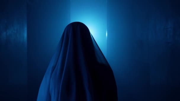 恐怖片和政治宣传创意广告的概念 房子里鬼魂女的画像 身穿白衣 蒙着面纱的女人走在房间里 闪烁着蓝色的闪电 — 图库视频影像