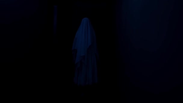 恐怖片和政治宣传创意广告的概念 房子里鬼魂女的画像 身穿白衣 蒙着面纱的女人走在房间里 闪烁着蓝色的闪电 — 图库视频影像