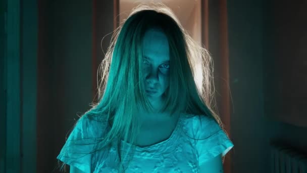 ホラー映画とポルターギストクリエイティブ広告コンセプト 家の中の幽霊の女性の肖像 カメラを見つめている恐ろしい顔の表情の白いドレスの女性 — ストック動画