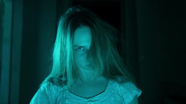 Horror Film Kopogó Szellem Kreatív Reklám Koncepció Egy Szellemnő Portréja — Stock videók