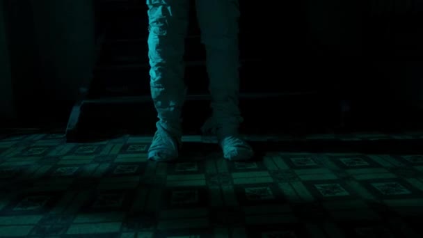 Horrorfilm Und Poltergeist Kreatives Werbekonzept Mumie Mit Weißen Stoffbändern Bedeckt — Stockvideo