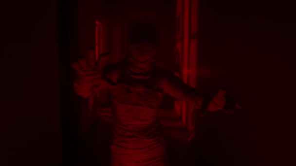 恐怖片和政治宣传创意广告的概念 房子里鬼魂的画像 裹着白布缎带的木乃伊走在走廊上 闪烁着红色的闪电 — 图库视频影像